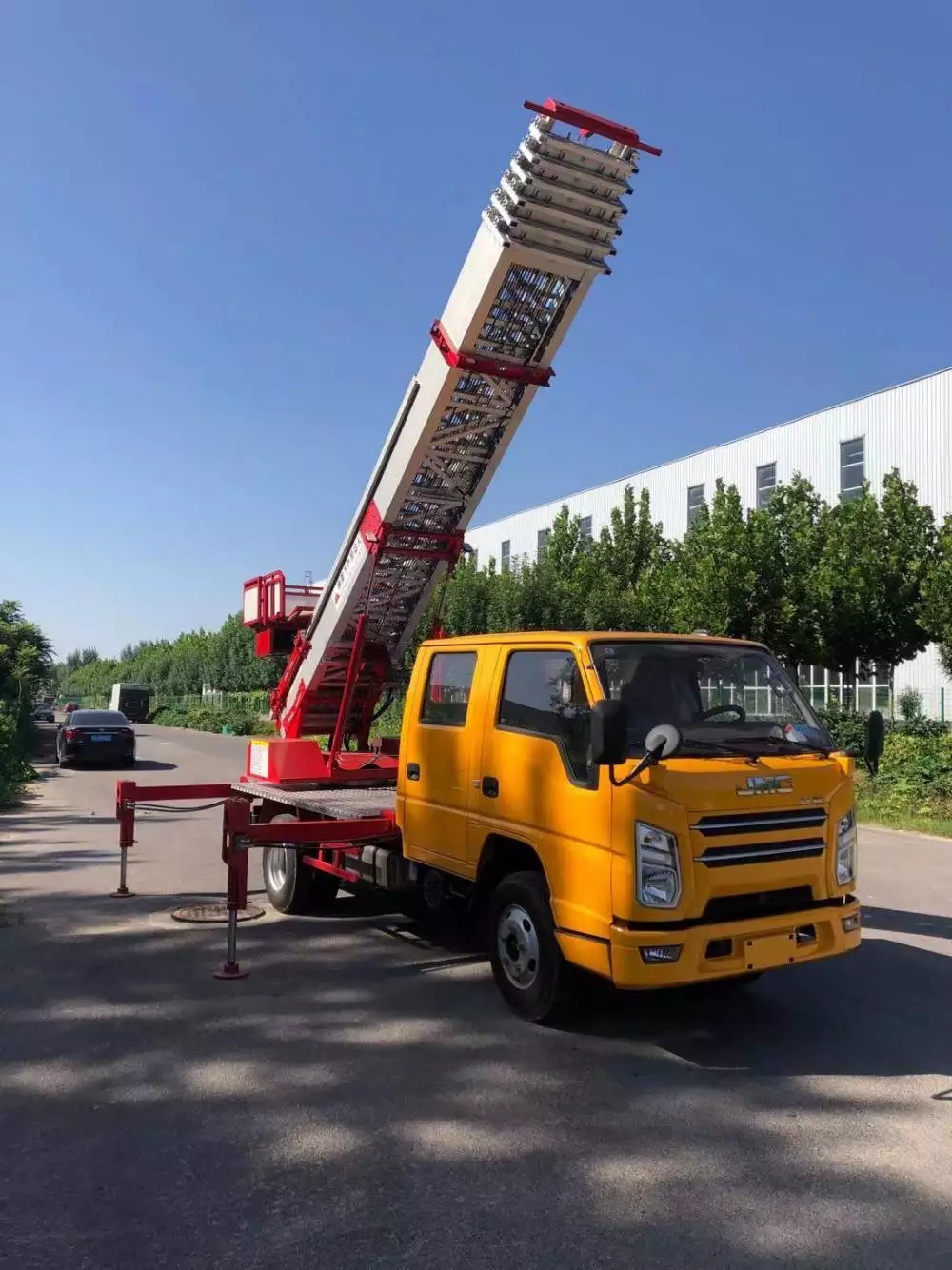 华蓥附近的云梯车出租服务：轻松解决高空作业需求