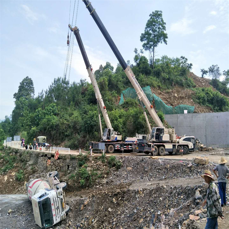 华蓥汽车掉沟里叫吊车救援要多少钱